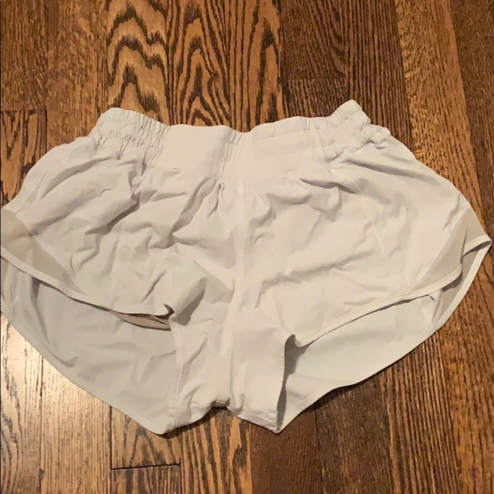 Lulu hotty hot shorts 2.5 inch size 4